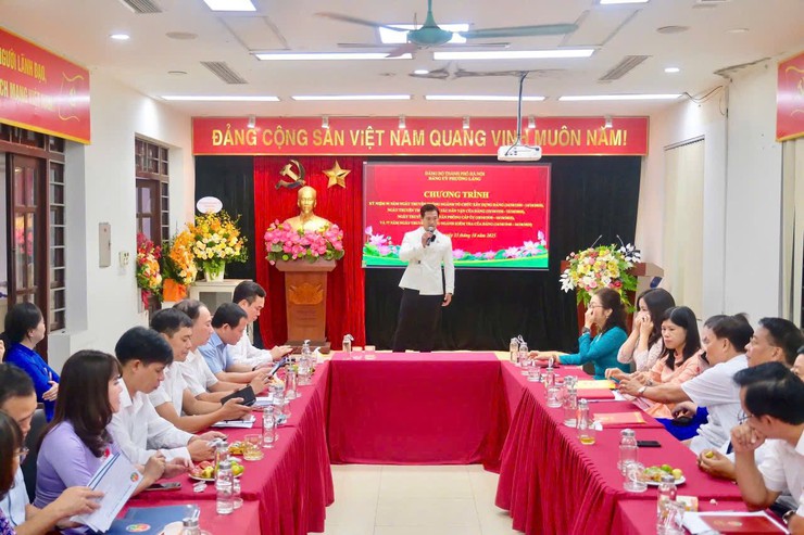 PHƯỜNG LÁNG TỔ CHỨC GẶP MẶT KỶ NIỆM CÁC NGÀY TRUYỀN THỐNG NGÀNH XÂY DỰNG ĐẢNG, DÂN VẬN, KIỂM TRA VÀ VĂN PHÒNG CẤP ỦY- Ảnh 4.