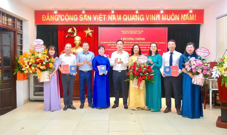 PHƯỜNG LÁNG TỔ CHỨC GẶP MẶT KỶ NIỆM CÁC NGÀY TRUYỀN THỐNG NGÀNH XÂY DỰNG ĐẢNG, DÂN VẬN, KIỂM TRA VÀ VĂN PHÒNG CẤP ỦY- Ảnh 2.