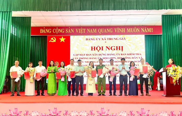 TRUNG GIÃ: GẶP MẶT KỶ NIỆM NGÀY TRUYỀN THỐNG CÁC NGÀNH XÂY DỰNG ĐẢNG VÀ TRAO QUYẾT ĐỊNH CHỈ ĐỊNH BAN CHẤP HÀNH ĐẢNG BỘ XÃ- Ảnh 2.