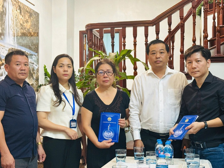 Lãnh đạo Sở Y tế thăm, động viên, hỗ trợ gia đình nạn nhân trong vụ cháy tại phường Văn Miếu - Quốc Tử Giám- Ảnh 1.