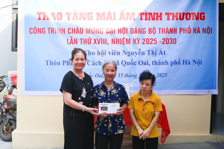 Hội LHPN xã Quốc Oai bàn giao nhà mái ấm tình thương cho hội viên phụ nữ có hoàn cảnh khó khăn tại thôn Phượng Cách 2- Ảnh 8.