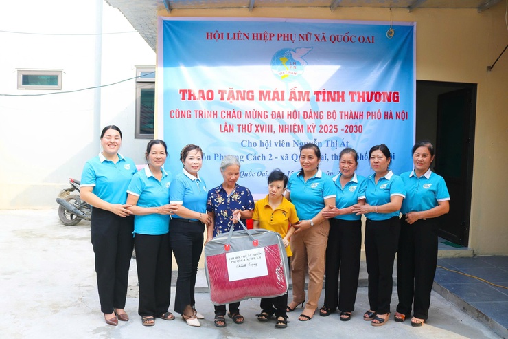 Hội LHPN xã Quốc Oai bàn giao nhà mái ấm tình thương cho hội viên phụ nữ có hoàn cảnh khó khăn tại thôn Phượng Cách 2- Ảnh 9.