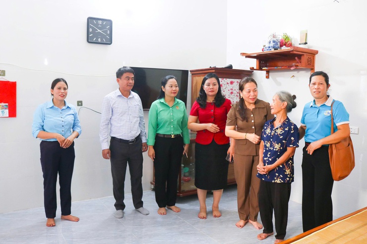 Hội LHPN xã Quốc Oai bàn giao nhà mái ấm tình thương cho hội viên phụ nữ có hoàn cảnh khó khăn tại thôn Phượng Cách 2- Ảnh 10.