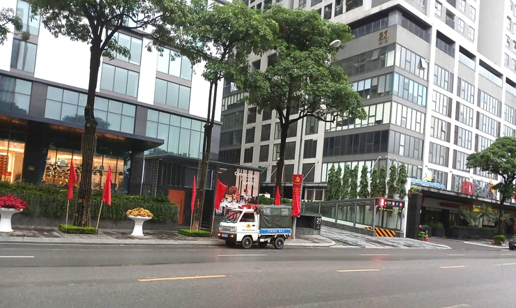 A truck on the street  AI-generated content may be incorrect.