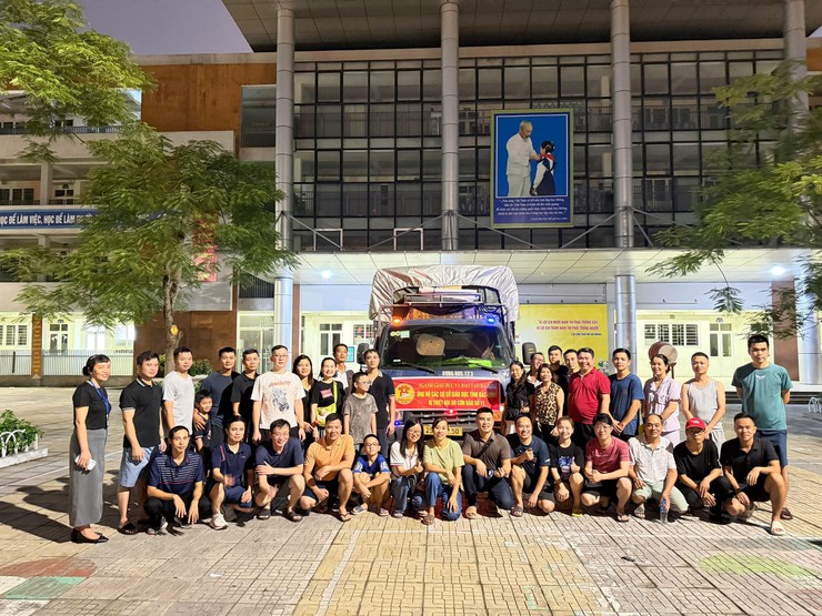 Trường Tiểu học Đại Kim kịp thời vận chuyển hiện vật ủng hộ đồng bào vùng lũ tại xã Hoàng Vân, Bắc Ninh- Ảnh 1.