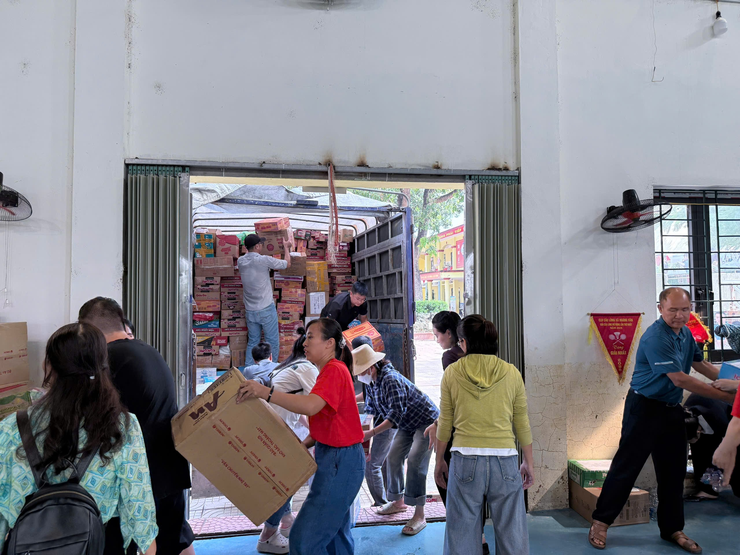 Trường Tiểu học Đại Kim kịp thời vận chuyển hiện vật ủng hộ đồng bào vùng lũ tại xã Hoàng Vân, Bắc Ninh- Ảnh 5.