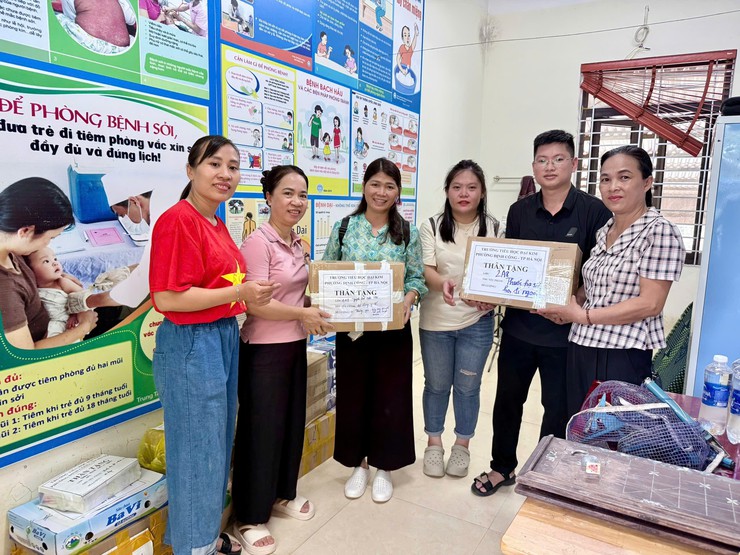 Trường Tiểu học Đại Kim kịp thời vận chuyển hiện vật ủng hộ đồng bào vùng lũ tại xã Hoàng Vân, Bắc Ninh- Ảnh 2.