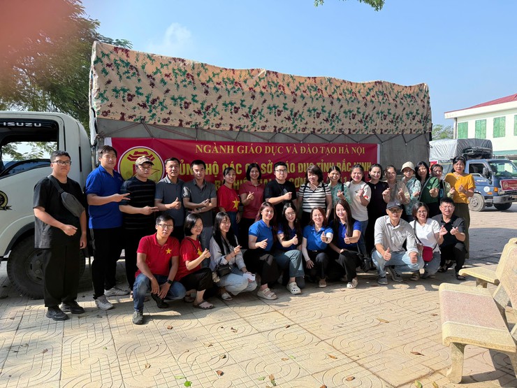 Trường Tiểu học Đại Kim kịp thời vận chuyển hiện vật ủng hộ đồng bào vùng lũ tại xã Hoàng Vân, Bắc Ninh- Ảnh 3.