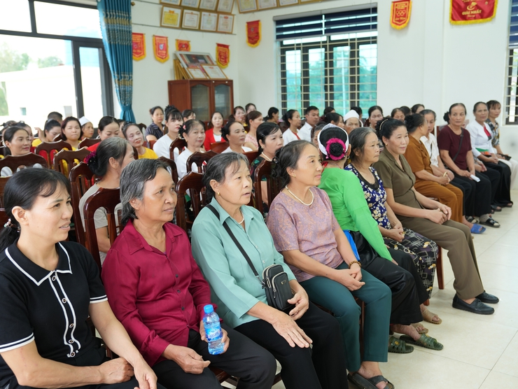 Chuyến xe lưu động đưa dịch vụ công về tận thôn xóm với đồng bào- Ảnh 3.