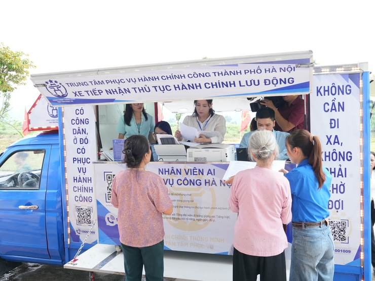 Chuyến xe lưu động đưa dịch vụ công về tận thôn xóm với đồng bào- Ảnh 1.