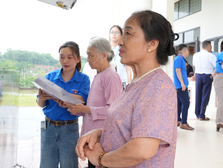 Chuyến xe lưu động đưa dịch vụ công về tận thôn xóm với đồng bào- Ảnh 2.