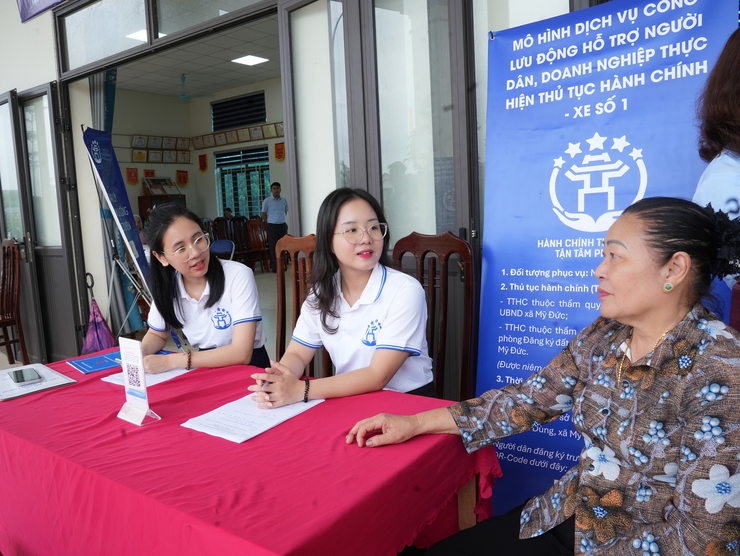 Chuyến xe lưu động đưa dịch vụ công về tận thôn xóm với đồng bào- Ảnh 4.