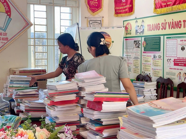 Trường THCS Kim Sơn trao quà tại Trường THCS Kha Sơn (Thái Nguyên)- Ảnh 2.