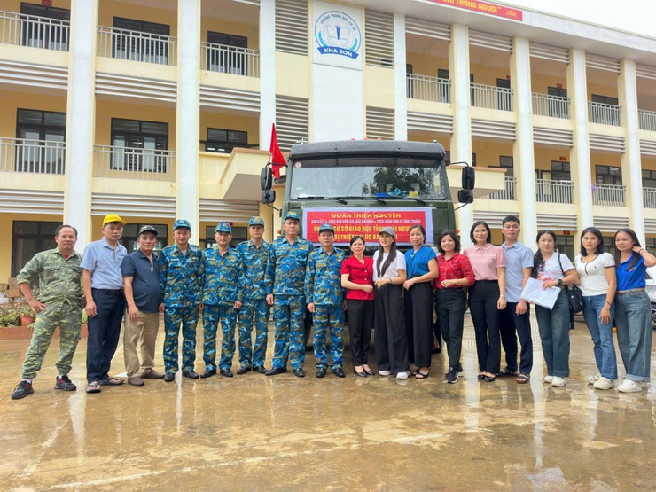 Trường THCS Kim Sơn trao quà tại Trường THCS Kha Sơn (Thái Nguyên)- Ảnh 1.