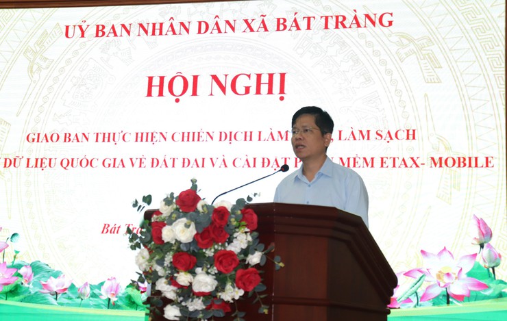Bát Tràng giao ban thực hiện chiến dịch làm giàu, làm sạch cơ sở dữ liệu quốc gia về đất đai và cài đặt phần mềm Etax mobile- Ảnh 1.