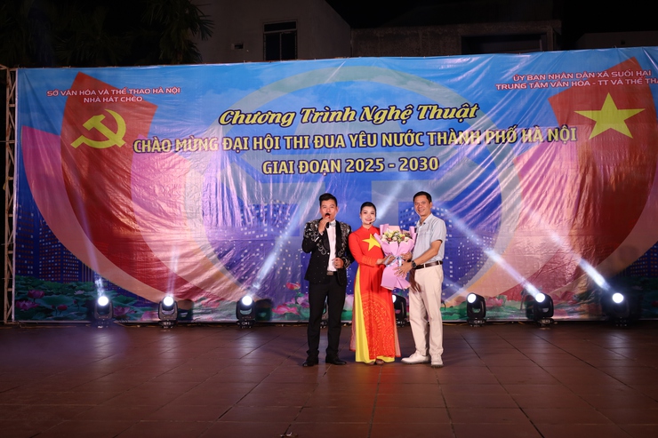 Xã Suối Hai phối hợp tổ chức chương trình nghệ thuật đặc biệt chào mừng Đại hội thi đua yêu nước thành phố Hà Nội giai đoạn 2025 – 2030, chào mừng Đại hội Đại biểu Đảng bộ thành phố Hà Nội- Ảnh 1.