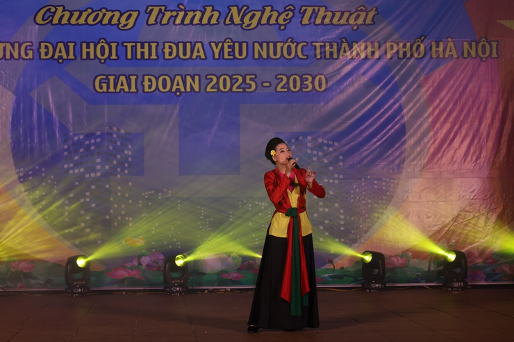 Xã Suối Hai phối hợp tổ chức chương trình nghệ thuật đặc biệt chào mừng Đại hội thi đua yêu nước thành phố Hà Nội giai đoạn 2025 – 2030, chào mừng Đại hội Đại biểu Đảng bộ thành phố Hà Nội- Ảnh 5.