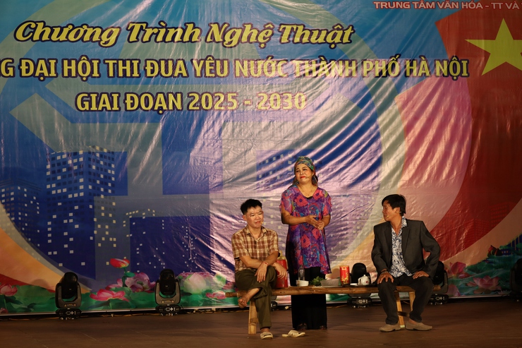 Xã Suối Hai phối hợp tổ chức chương trình nghệ thuật đặc biệt chào mừng Đại hội thi đua yêu nước thành phố Hà Nội giai đoạn 2025 – 2030, chào mừng Đại hội Đại biểu Đảng bộ thành phố Hà Nội- Ảnh 4.