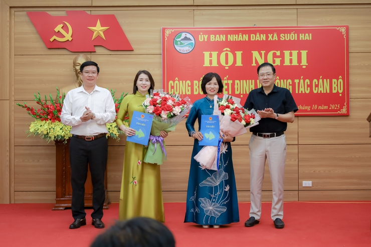   Xã Suối Hai công bố và trao các Quyết định về công tác cán bộ- Ảnh 1.