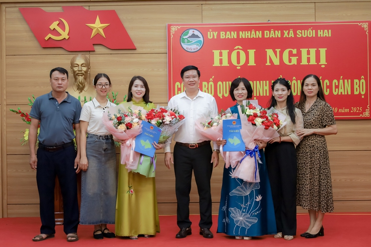   Xã Suối Hai công bố và trao các Quyết định về công tác cán bộ- Ảnh 2.