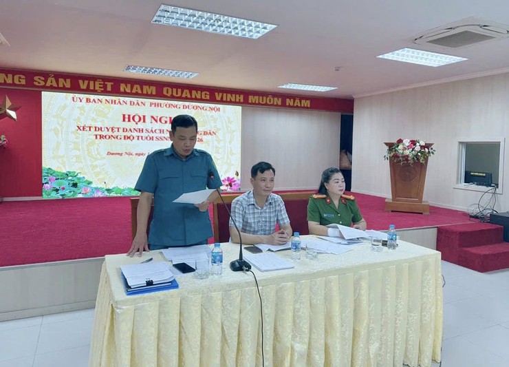 Hội đồng Nghĩa vụ quân sự phường Dương Nội xét duyệt nguồn công dân trong độ tuổi sẵn sàng nhập ngũ năm 2026 - Ảnh 1.