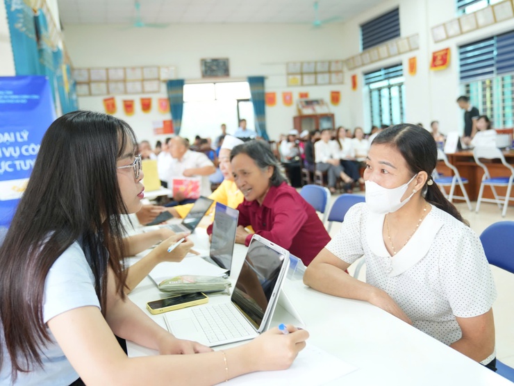 Chuyến xe lưu động đưa dịch vụ công về tận thôn xóm với đồng bào- Ảnh 7.