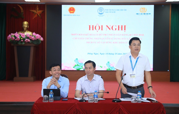 Khai trương điểm hỗ trợ lưu động giúp người dân phường Đông Ngạc thực hiện thủ tục hành chính về đất đai- Ảnh 1.