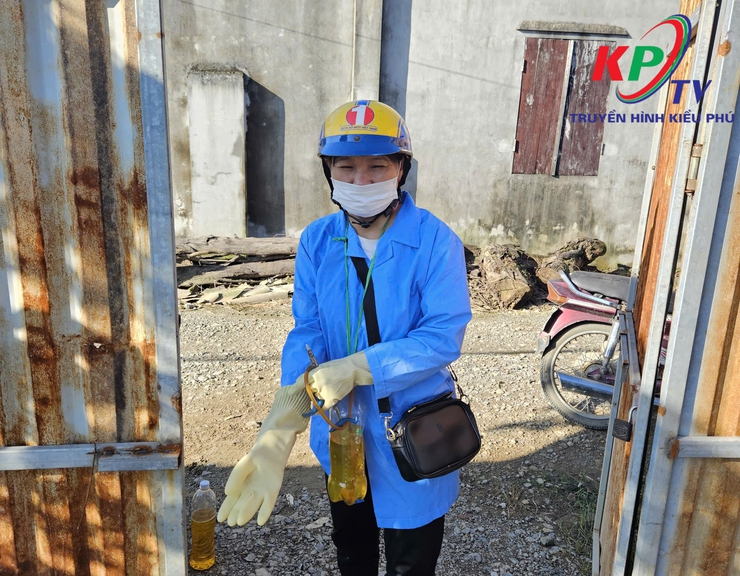 UBND xã Kiều Phú tổ chức tiêm phòng dịch bệnh đợt 2 cho đàn gia súc, gia cầm trên địa bàn- Ảnh 2.