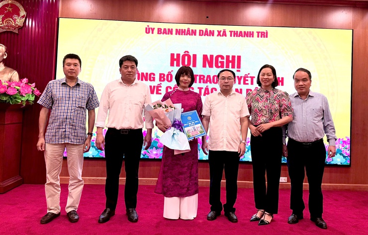 Hội nghị công bố, trao quyết định bổ nhiệm lại, tiếp nhận
và điều động phân công công tác cán bộ tại xã Thanh Trì- Ảnh 2.