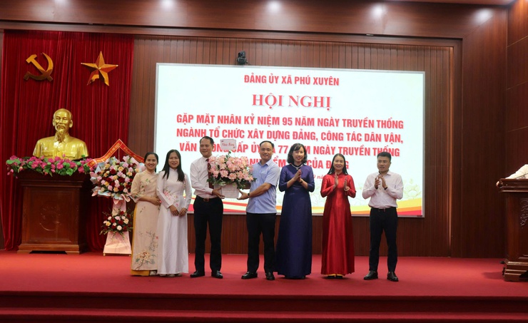 HỘI NGHỊ  GẶP MẶT NHÂN KỶ NIỆM 95 NĂM NGÀY TRUYỀN THỐNG NGÀNH TỔ CHỨC XÂY DỰNG ĐẢNG , CÔNG TÁC DÂN VẬN, VĂN PHÒNG CẤP UỶ VÀ 77 NĂM NGÀNH TRUYỀN THỐNG NGÀNH KIỂM TRA CỦA ĐẢNG- Ảnh 2.