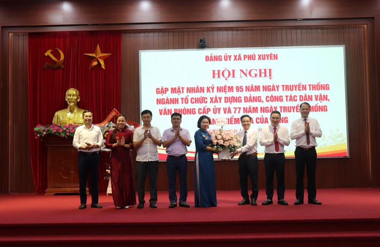HỘI NGHỊ  GẶP MẶT NHÂN KỶ NIỆM 95 NĂM NGÀY TRUYỀN THỐNG NGÀNH TỔ CHỨC XÂY DỰNG ĐẢNG , CÔNG TÁC DÂN VẬN, VĂN PHÒNG CẤP UỶ VÀ 77 NĂM NGÀNH TRUYỀN THỐNG NGÀNH KIỂM TRA CỦA ĐẢNG- Ảnh 3.