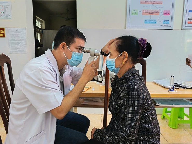Trạm Y tế xã Đoài phương tổ chức khám, tư vấn và cấp thuốc miễn phí cho người cao tuổi- Ảnh 1.