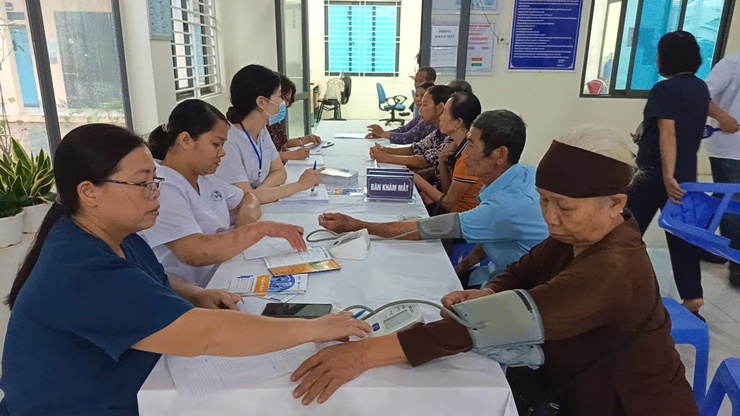 Trạm Y tế xã Đoài phương tổ chức khám, tư vấn và cấp thuốc miễn phí cho người cao tuổi- Ảnh 2.