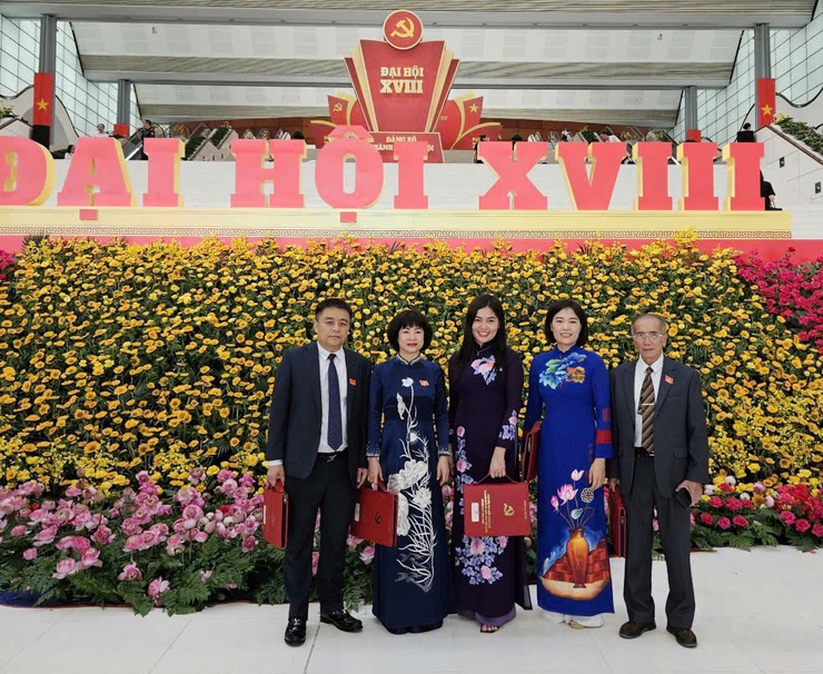 Đoàn đại biểu phường Bồ Đề vinh dự có đảng viên cao tuổi nhất dự Đại hội đại biểu Đảng bộ TP Hà Nội lần thứ XVIII, nhiệm kỳ 2025-2030- Ảnh 1.