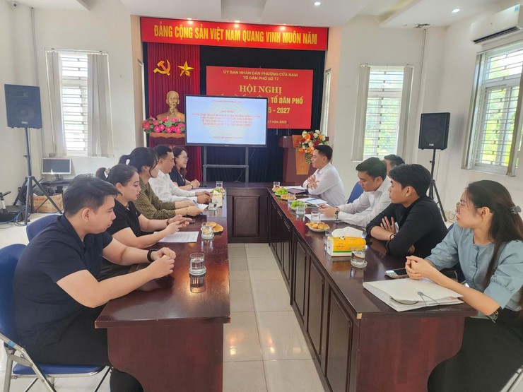 UBND phường Cửa Nam tiếp đoàn công tác UBND phường Mông Dương (Quảng Ninh) đến tham quan, học tập, trao đổi kinh nghiệm trong ứng dụng robot- Ảnh 3.
