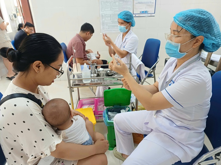 Trạm Y tế phường thực hiện hoạt động công tác chuyên môn tiêm chủng mở rộng tháng 10 cho trẻ từ 0- 5 tuổi và bà mẹ mang thai (đợt 2).- Ảnh 3.