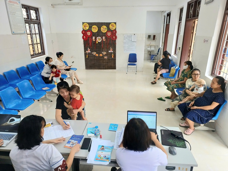 Trạm Y tế phường thực hiện hoạt động công tác chuyên môn tiêm chủng mở rộng tháng 10 cho trẻ từ 0- 5 tuổi và bà mẹ mang thai (đợt 2).- Ảnh 1.