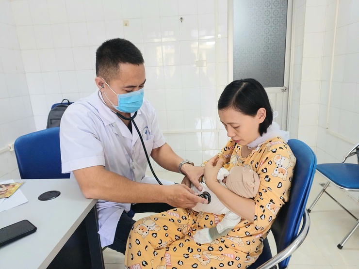 Trạm Y tế phường thực hiện hoạt động công tác chuyên môn tiêm chủng mở rộng tháng 10 cho trẻ từ 0- 5 tuổi và bà mẹ mang thai (đợt 2).- Ảnh 4.