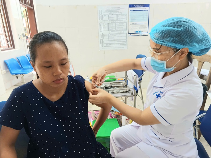 Trạm Y tế phường thực hiện hoạt động công tác chuyên môn tiêm chủng mở rộng tháng 10 cho trẻ từ 0- 5 tuổi và bà mẹ mang thai (đợt 2).- Ảnh 5.