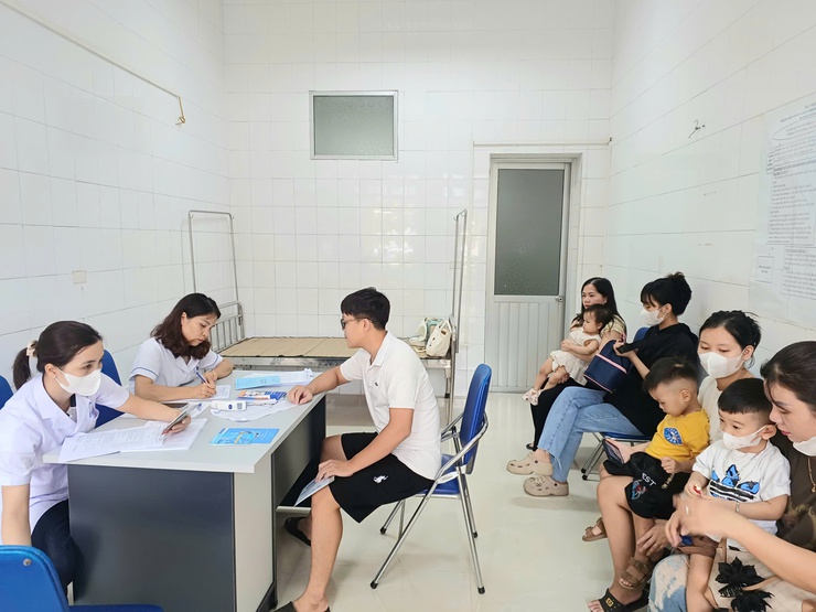 Trạm Y tế phường thực hiện hoạt động công tác chuyên môn tiêm chủng mở rộng tháng 10 cho trẻ từ 0- 5 tuổi và bà mẹ mang thai (đợt 2).- Ảnh 6.