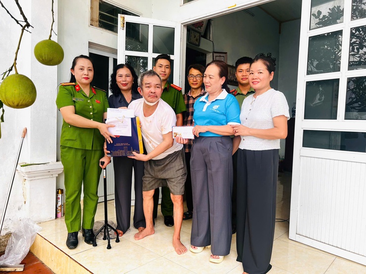 Chi hội Phụ nữ và Chi Đoàn Thanh niên Công an xã Phú Nghĩa thăm, tặng quà các hộ gia đình có hoàn cảnh khó khăn- Ảnh 3.