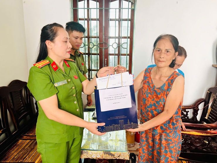 Chi hội Phụ nữ và Chi Đoàn Thanh niên Công an xã Phú Nghĩa thăm, tặng quà các hộ gia đình có hoàn cảnh khó khăn- Ảnh 2.