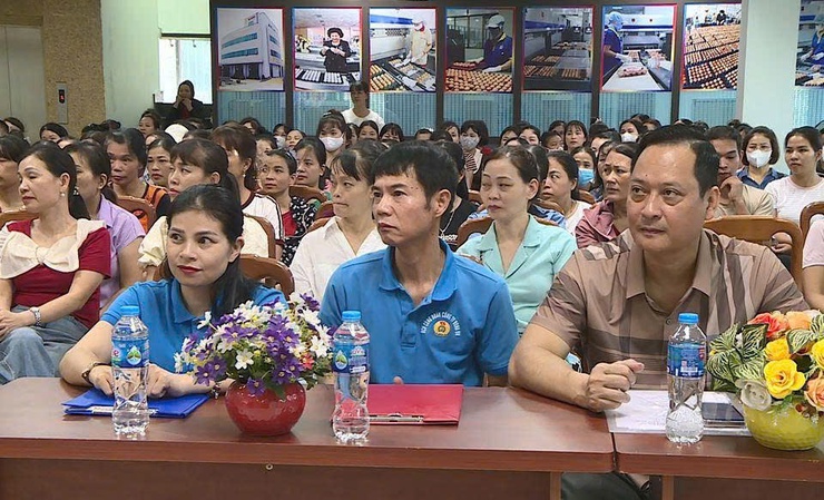 Công ty TNHH Bona Apparel Việt Nam, xã Phúc Thọ tuyên truyền, tư vấn pháp luật cho công nhân lao động- Ảnh 2.