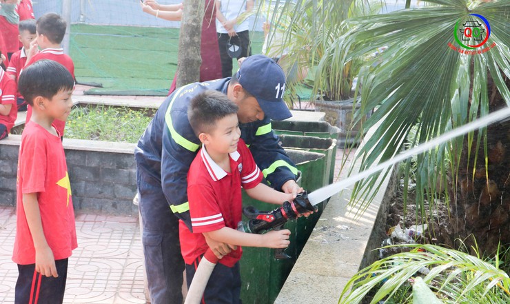 Trường Tiểu học Quốc Oai A tổ chức hoạt động trải nghiệm, tuyên truyền và thực hành kỹ năng Phòng cháy chữa cháy và Cứu nạn cứu hộ- Ảnh 10.
