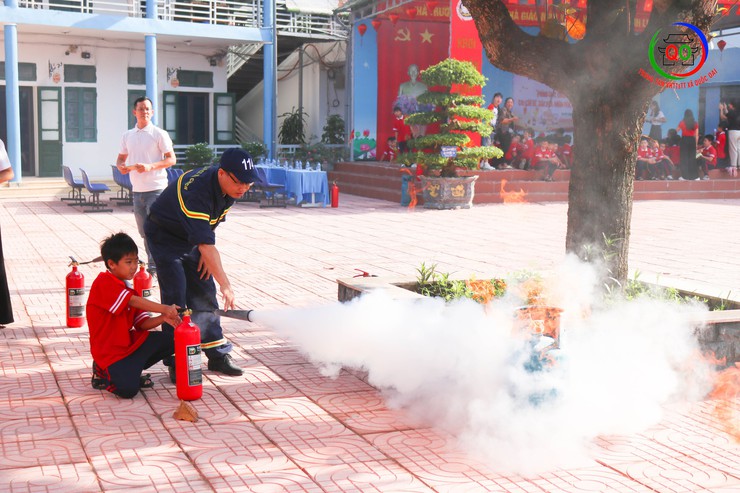 Trường Tiểu học Quốc Oai A tổ chức hoạt động trải nghiệm, tuyên truyền và thực hành kỹ năng Phòng cháy chữa cháy và Cứu nạn cứu hộ- Ảnh 11.