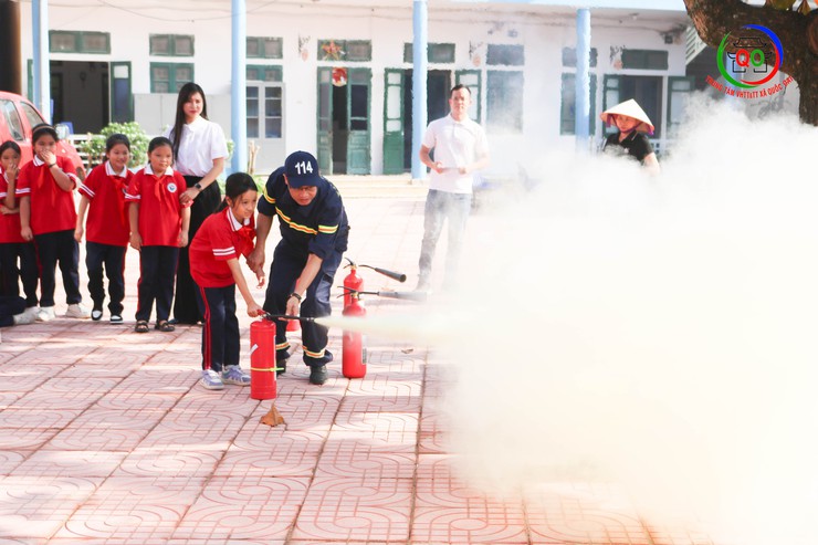 Trường Tiểu học Quốc Oai A tổ chức hoạt động trải nghiệm, tuyên truyền và thực hành kỹ năng Phòng cháy chữa cháy và Cứu nạn cứu hộ- Ảnh 12.