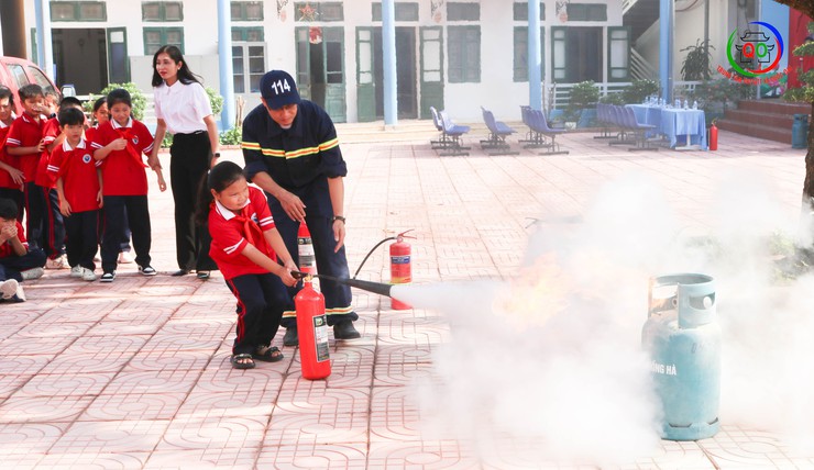 Trường Tiểu học Quốc Oai A tổ chức hoạt động trải nghiệm, tuyên truyền và thực hành kỹ năng Phòng cháy chữa cháy và Cứu nạn cứu hộ- Ảnh 13.