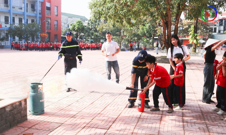 Trường Tiểu học Quốc Oai A tổ chức hoạt động trải nghiệm, tuyên truyền và thực hành kỹ năng Phòng cháy chữa cháy và Cứu nạn cứu hộ- Ảnh 14.