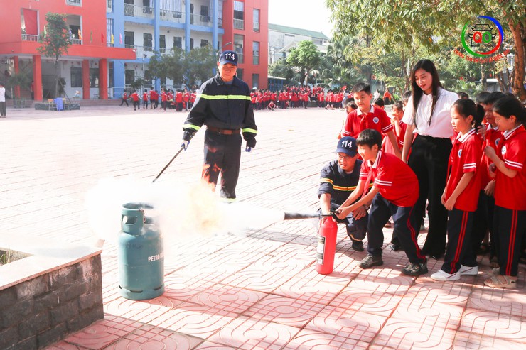 Trường Tiểu học Quốc Oai A tổ chức hoạt động trải nghiệm, tuyên truyền và thực hành kỹ năng Phòng cháy chữa cháy và Cứu nạn cứu hộ- Ảnh 15.