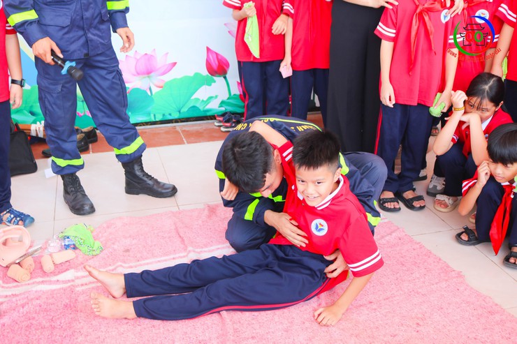 Trường Tiểu học Quốc Oai A tổ chức hoạt động trải nghiệm, tuyên truyền và thực hành kỹ năng Phòng cháy chữa cháy và Cứu nạn cứu hộ- Ảnh 19.